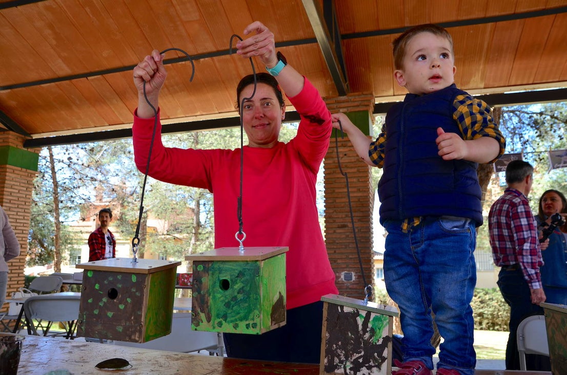 Fotos: Taller de construcción de cajas nido en el Parque de los Pinos