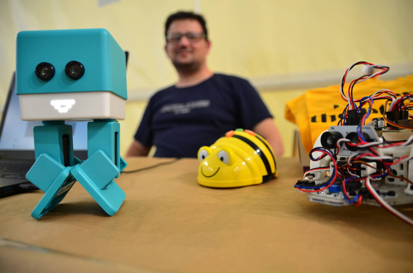 Robots en la mesa del Centro Guadalinfo.