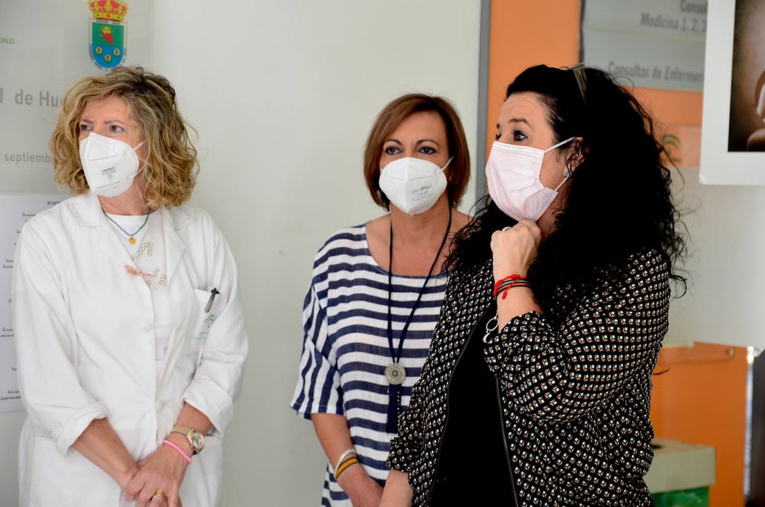 La directora del centro de salud, Carmen Berbel, con la concejala de Salud, Elisa González Pedraza, y la alcaldesa de Huétor Vega, Elena Duque.