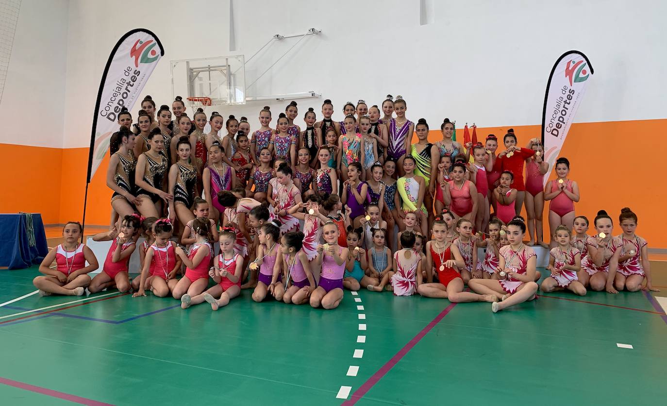 Más de un centenar de gimnastas llenan el pabellón de Huétor Vega