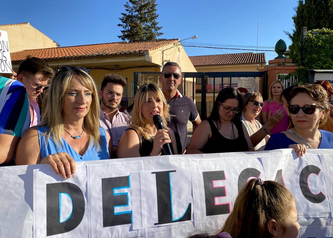 Protesta de madres y padres del colegio Nuestra Señora de las Angustias por el relevo del director.
