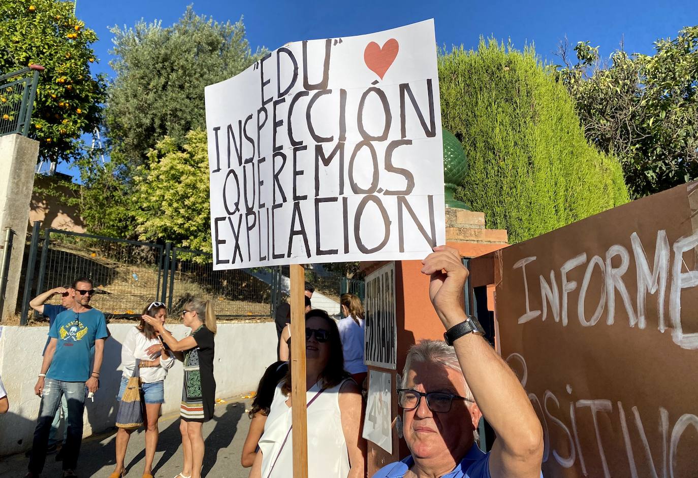 Protesta de madres y padres del colegio Nuestra Señora de las Angustias por el relevo del director.