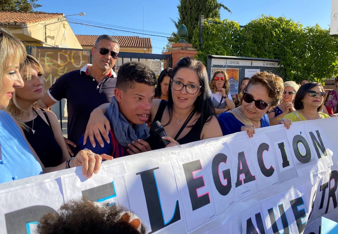 Protesta de madres y padres del colegio Nuestra Señora de las Angustias por el relevo del director.