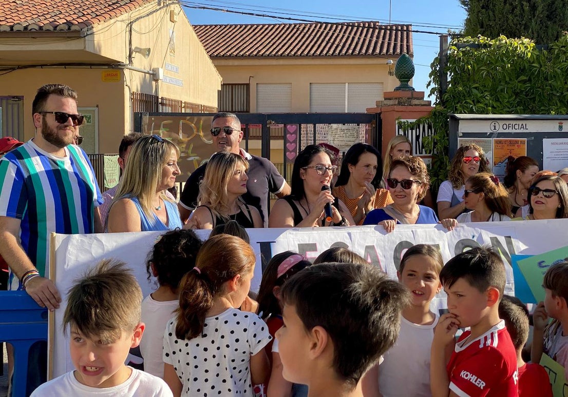 Protesta de madres y padres del colegio Nuestra Señora de las Angustias por el relevo del director.