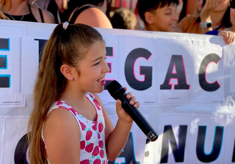 Protesta de madres y padres del colegio Nuestra Señora de las Angustias por el relevo del director.