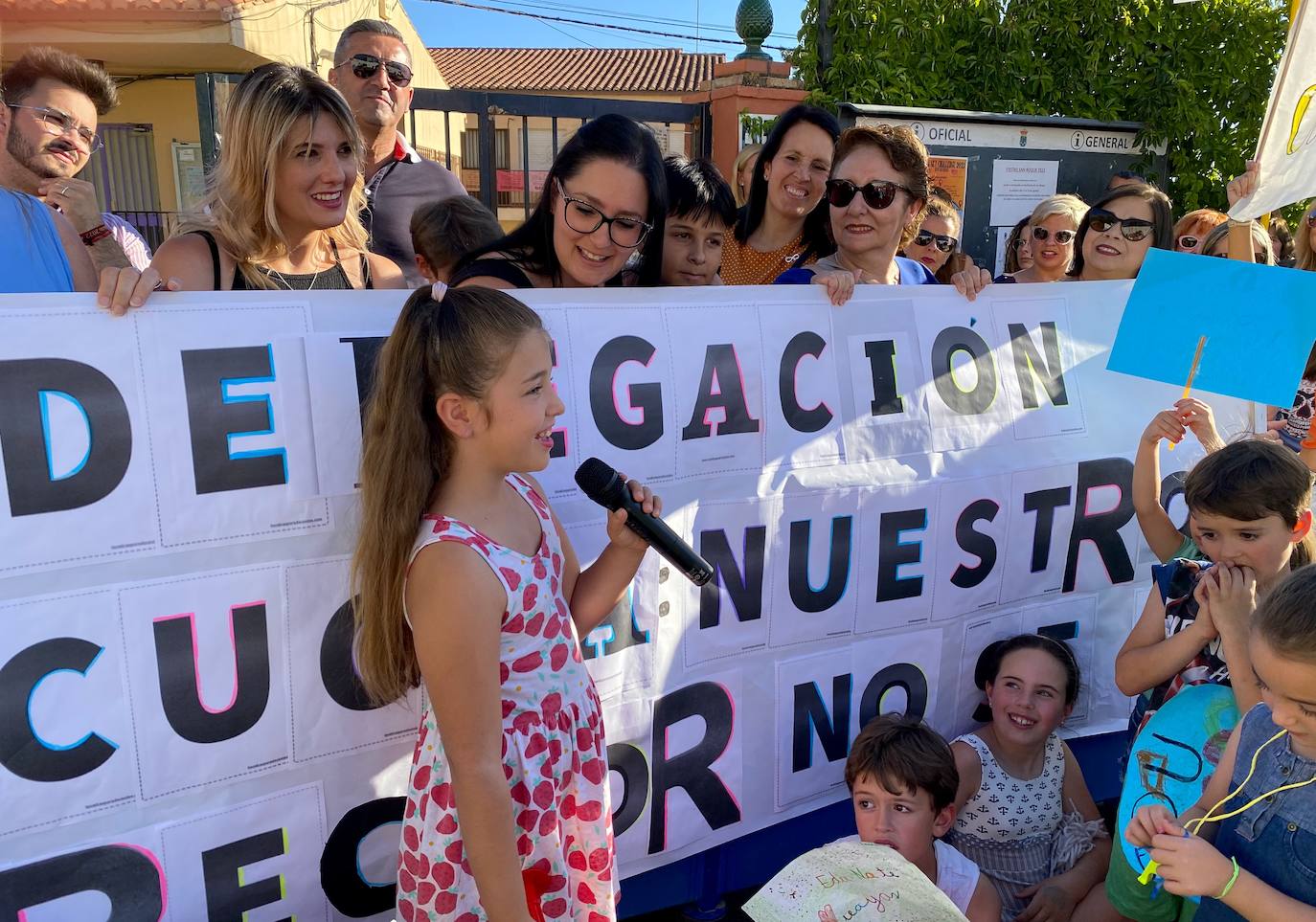 Protesta de madres y padres del colegio Nuestra Señora de las Angustias por el relevo del director.