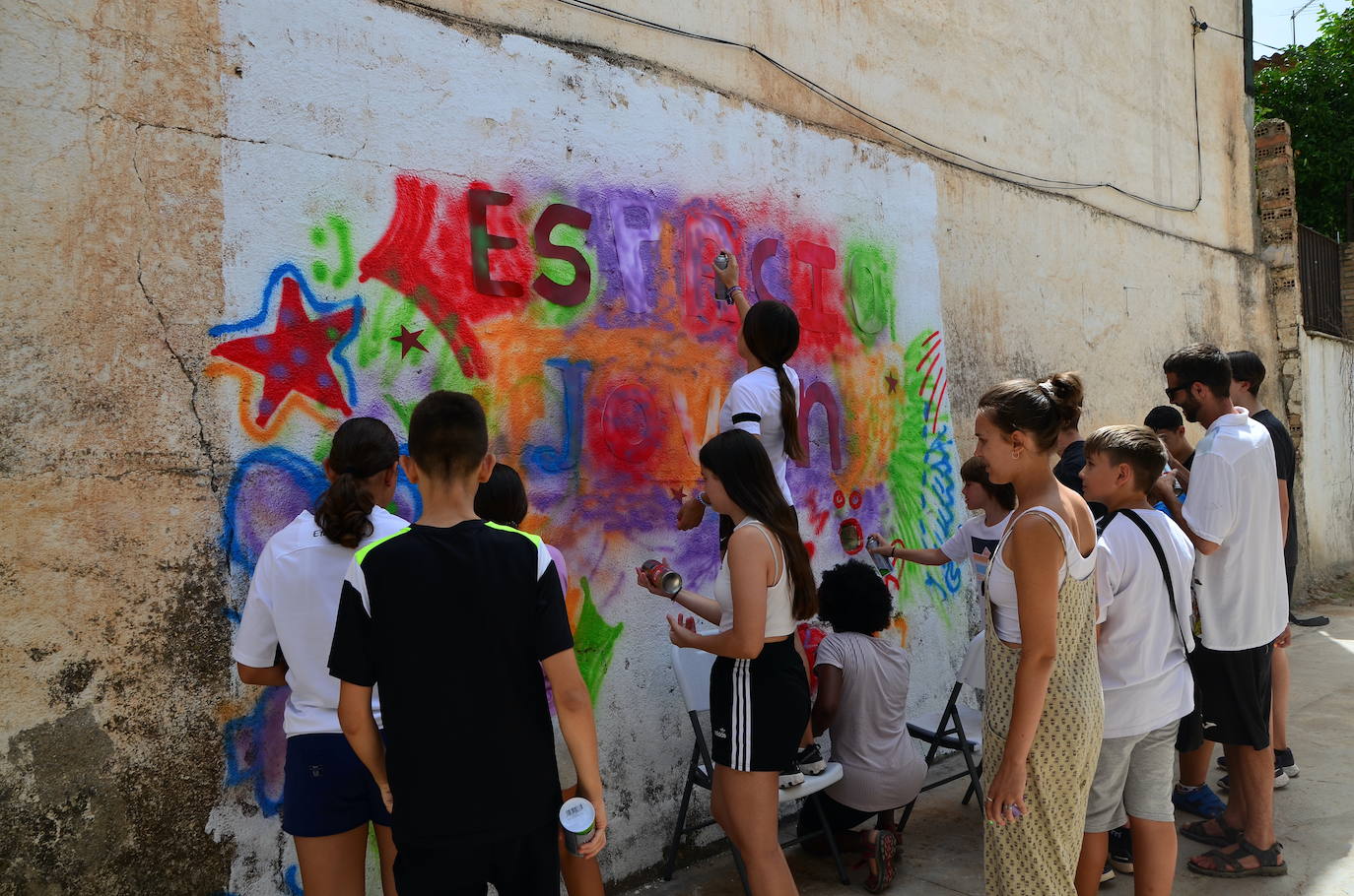 La juventud de Huétor Vega ha hecho hoy un grafiti en el Espacio Joven.