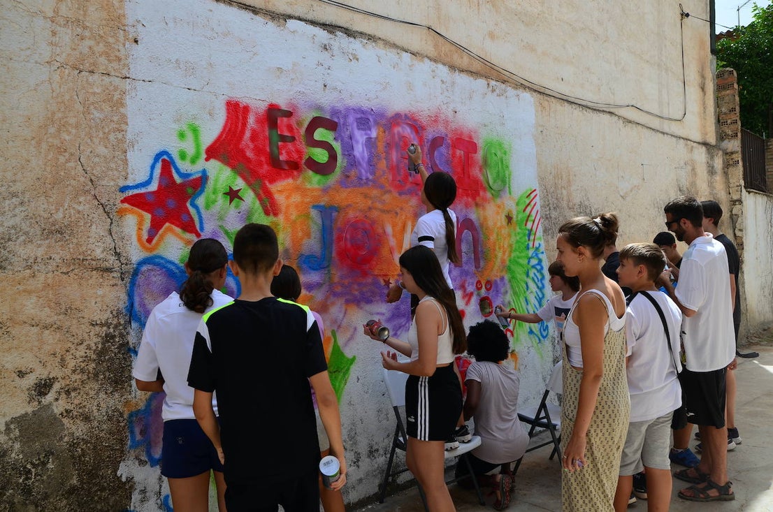 La juventud de Huétor Vega ha hecho hoy un grafiti en el Espacio Joven.