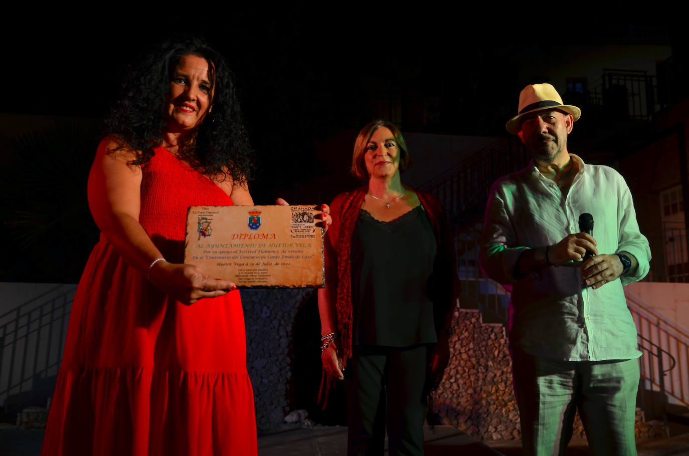 La alcaldesa de Huétor Vega, Elena Duque, con Miguel Baños, presidente de la peña La Parra Flamenca, y Elisa González Pedraza, concejala de Cultura.