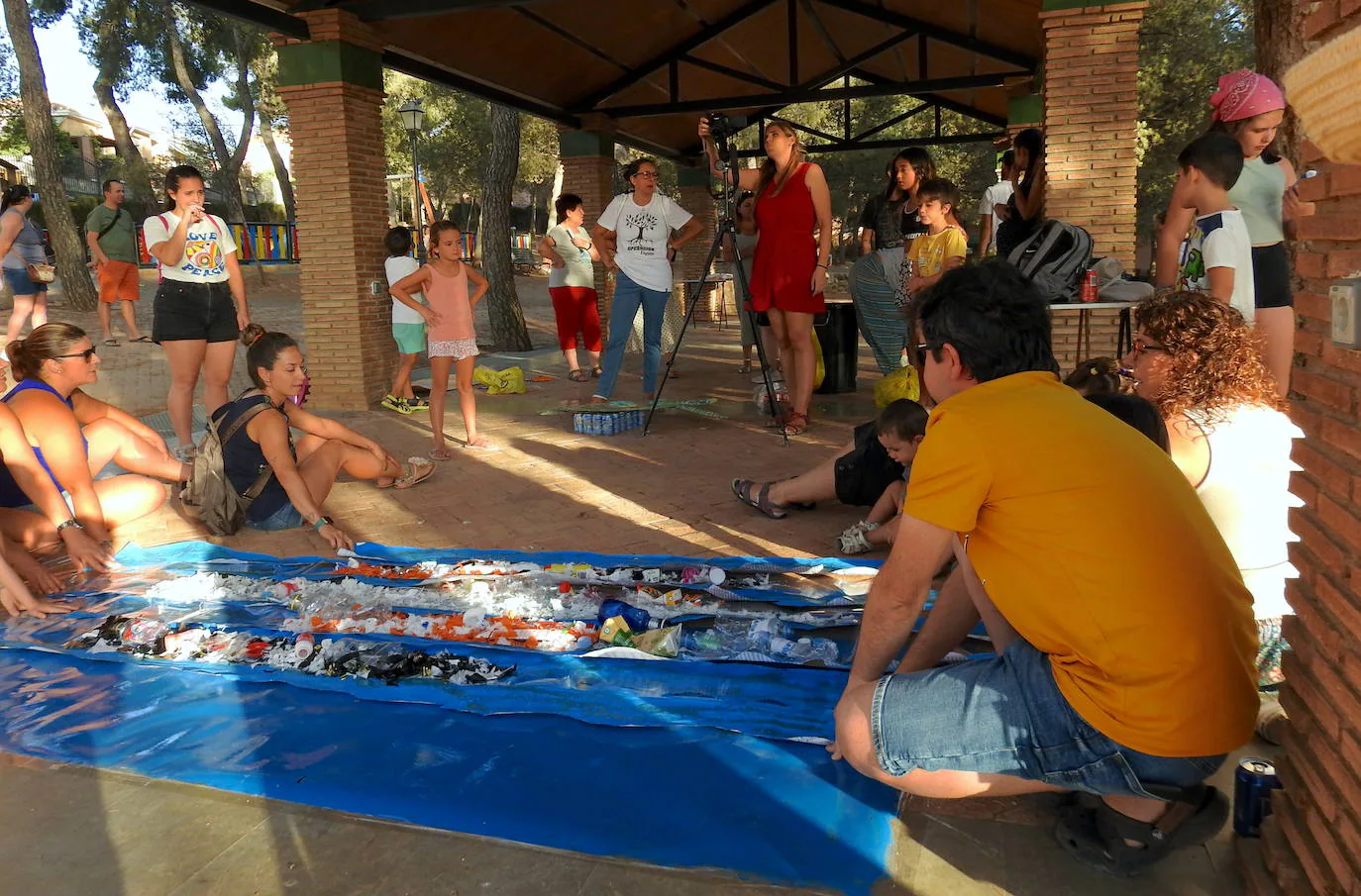Grabación del 'stop motion', con las familias en el Parque de los Pinos.