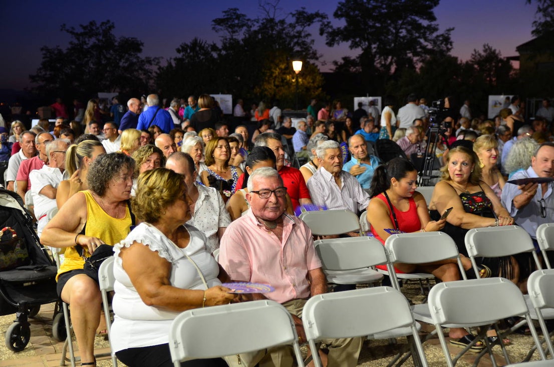 Más de 400 personas acudieron al pregón de las fiestas de Huétor Vega.