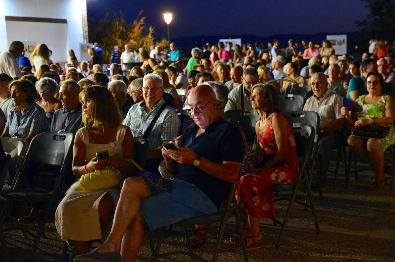 Más de 400 personas acudieron al pregón de las fiestas de Huétor Vega.