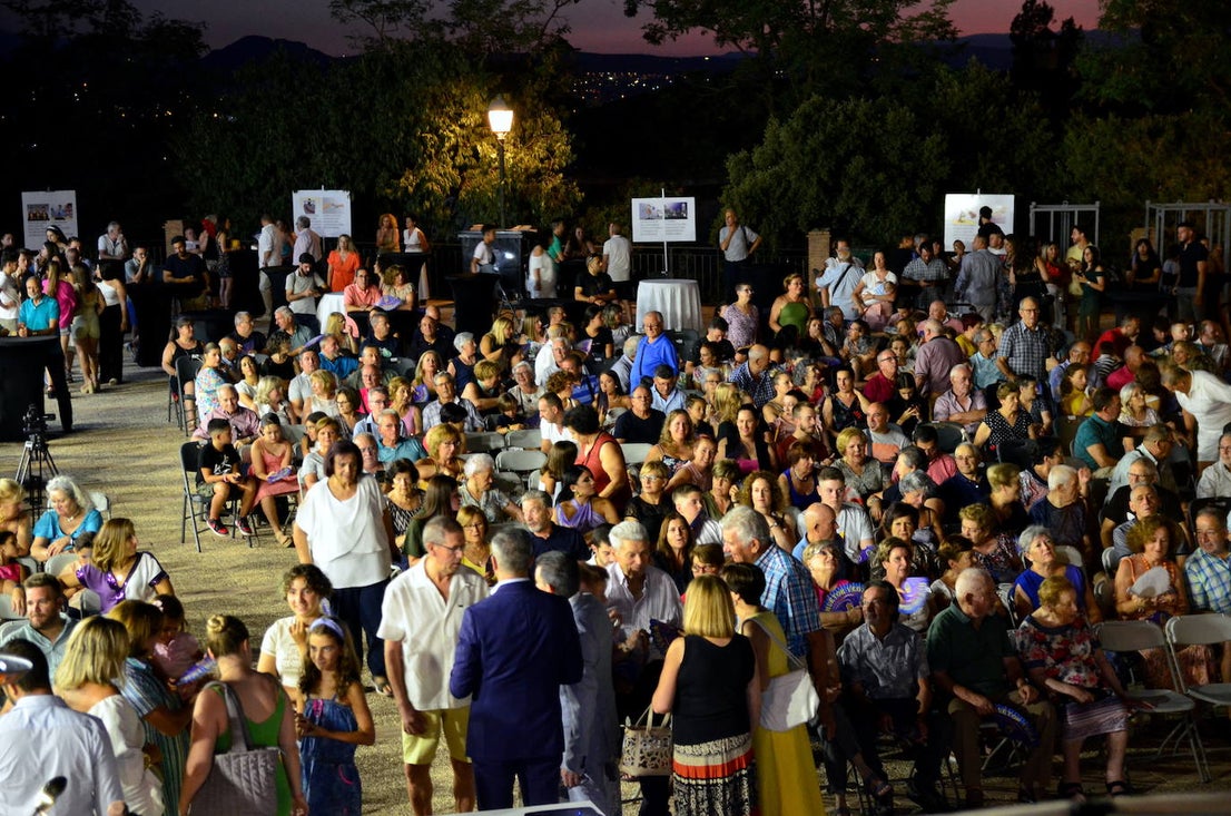 Más de 400 personas acudieron al pregón de las fiestas de Huétor Vega.