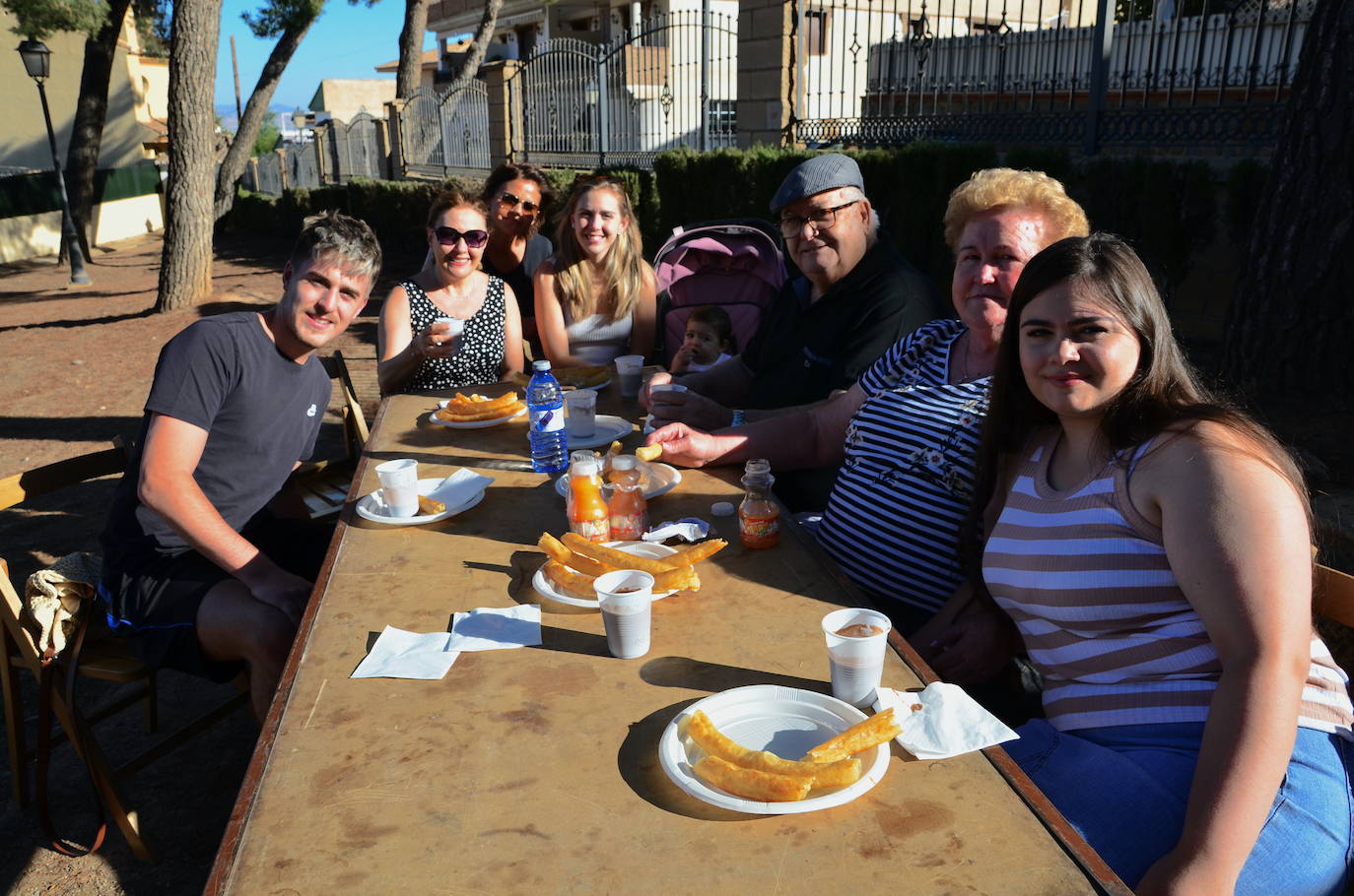 Desayuno popular, con churros, chocolate y la Charanga Vaso Largo, en el Parque de los Pinos de Huétor Vega.