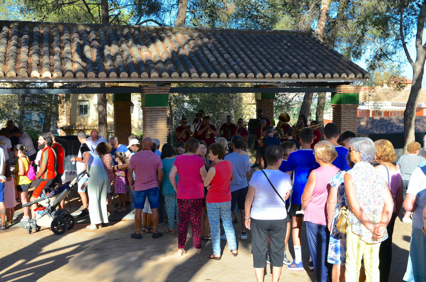 Desayuno popular, con churros, chocolate y la Charanga Vaso Largo, en el Parque de los Pinos de Huétor Vega.