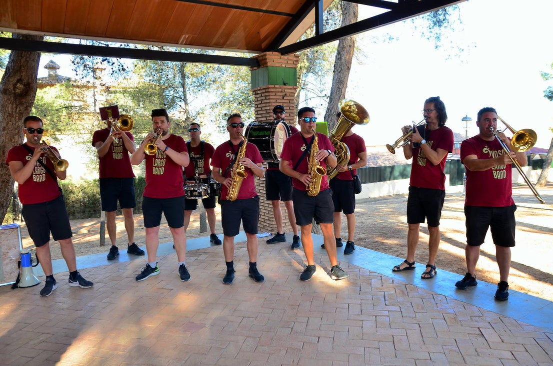 Desayuno popular, con churros, chocolate y la Charanga Vaso Largo, en el Parque de los Pinos de Huétor Vega.