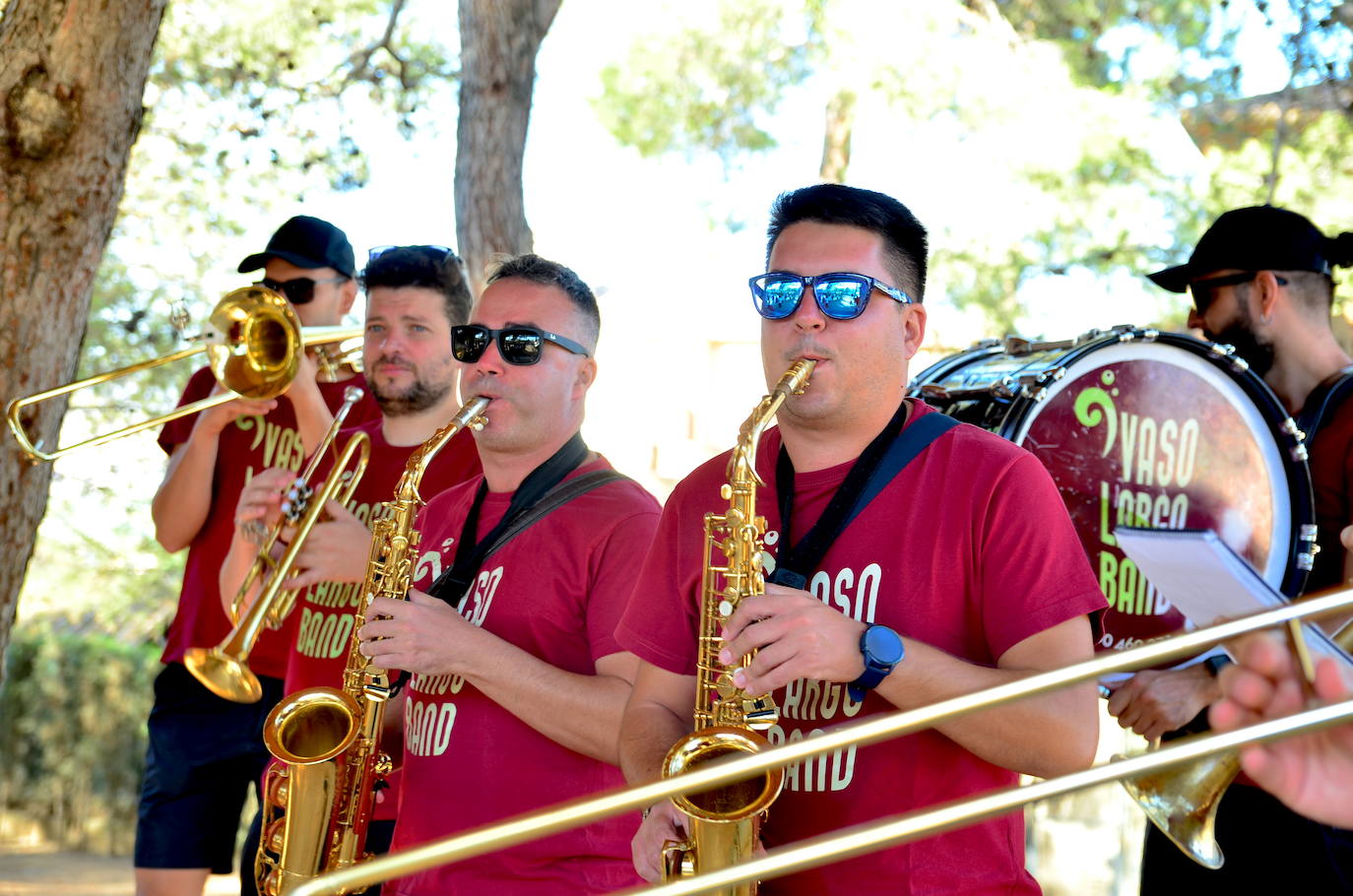 Desayuno popular, con churros, chocolate y la Charanga Vaso Largo, en el Parque de los Pinos de Huétor Vega.