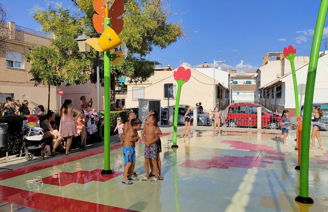 Niños refrescándose en el 'splash park' de la plaza Abdal Malik.