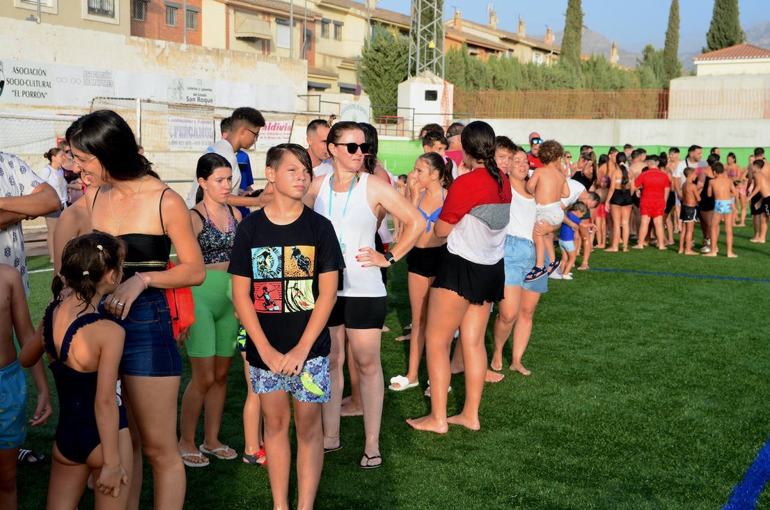 Los niños y niñas de Huétor Vega, en el colchón de agua más grande de Andalucía, instalado en el campo de fútbol municipal.