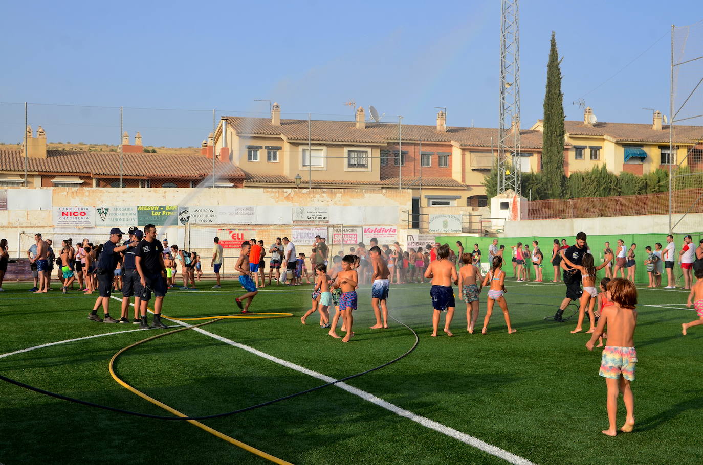 Los niños y niñas de Huétor Vega, en el colchón de agua más grande de Andalucía, instalado en el campo de fútbol municipal.