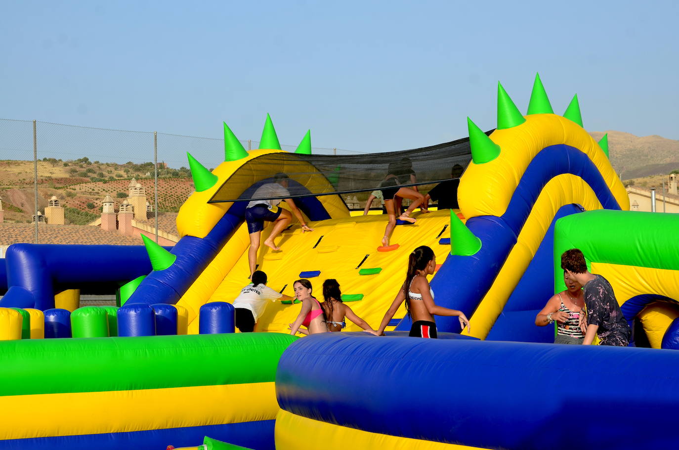 Los niños y niñas de Huétor Vega, en el colchón de agua más grande de Andalucía, instalado en el campo de fútbol municipal.