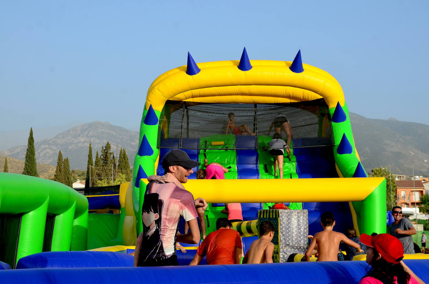 Los niños y niñas de Huétor Vega, en el colchón de agua más grande de Andalucía, instalado en el campo de fútbol municipal.
