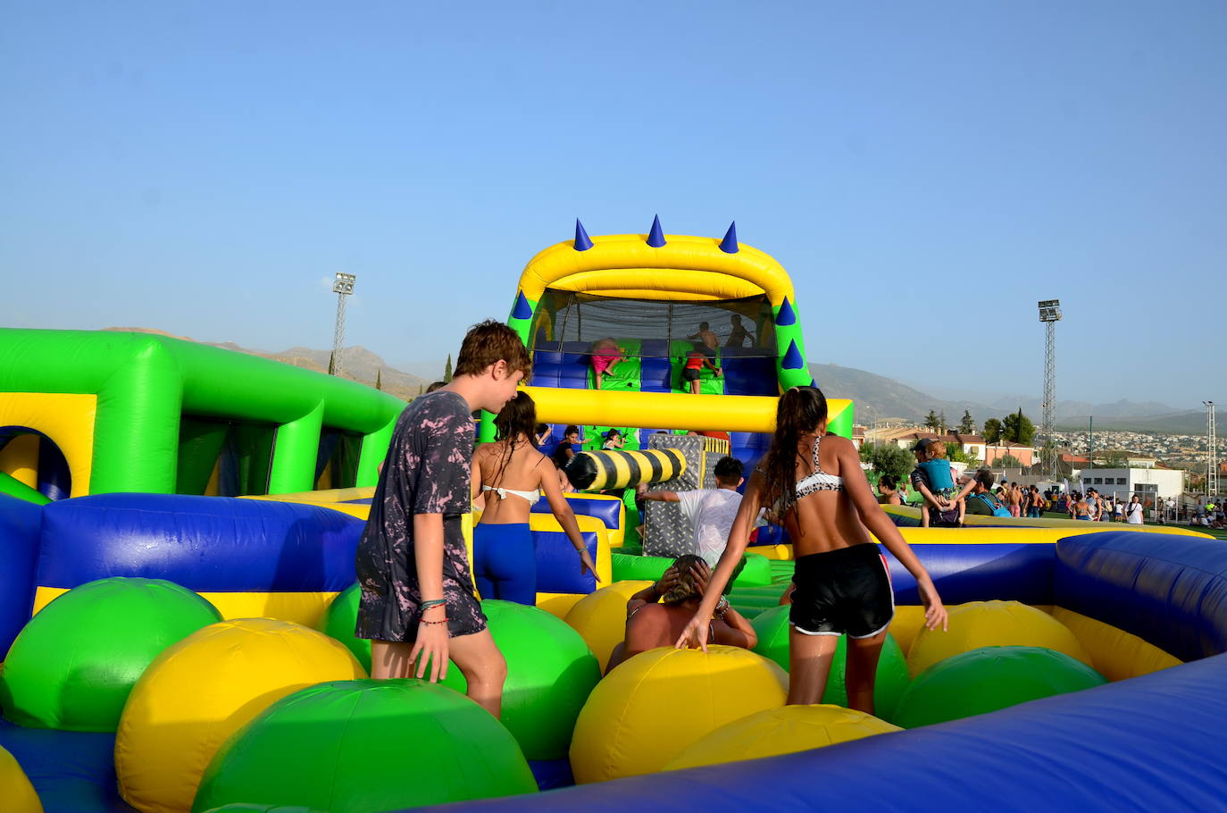 Los niños y niñas de Huétor Vega, en el colchón de agua más grande de Andalucía, instalado en el campo de fútbol municipal.