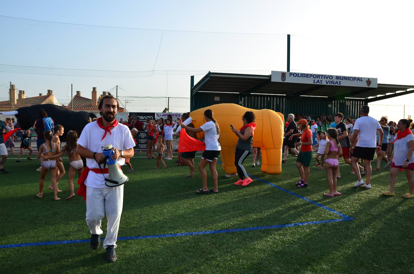 Encierro de toros hinchables en las fiestas de Huétor Vega.