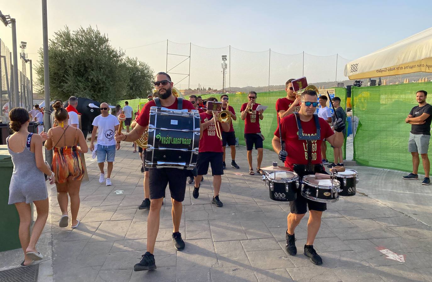 Encierro de toros hinchables en las fiestas de Huétor Vega.