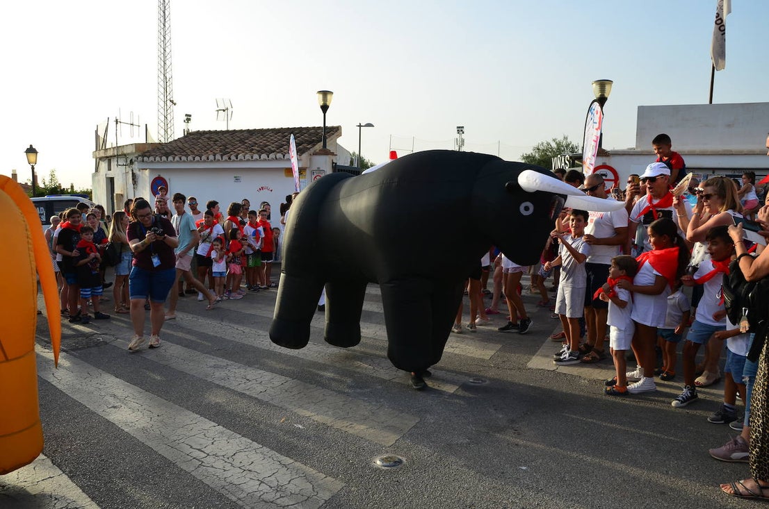 Encierro de toros hinchables en las fiestas de Huétor Vega.