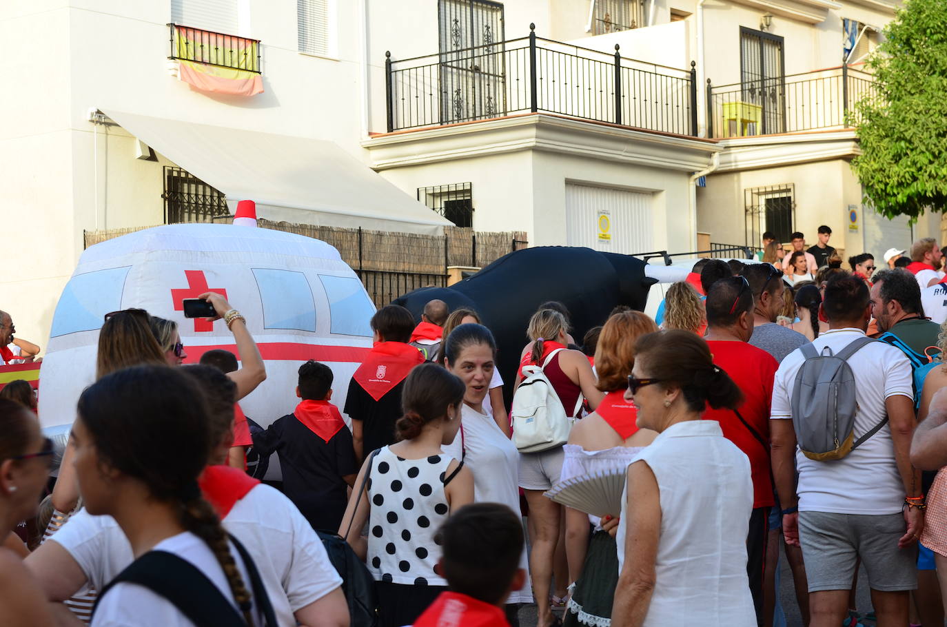 Encierro de toros hinchables en las fiestas de Huétor Vega.