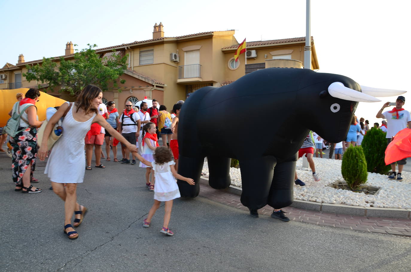 Encierro de toros hinchables en las fiestas de Huétor Vega.