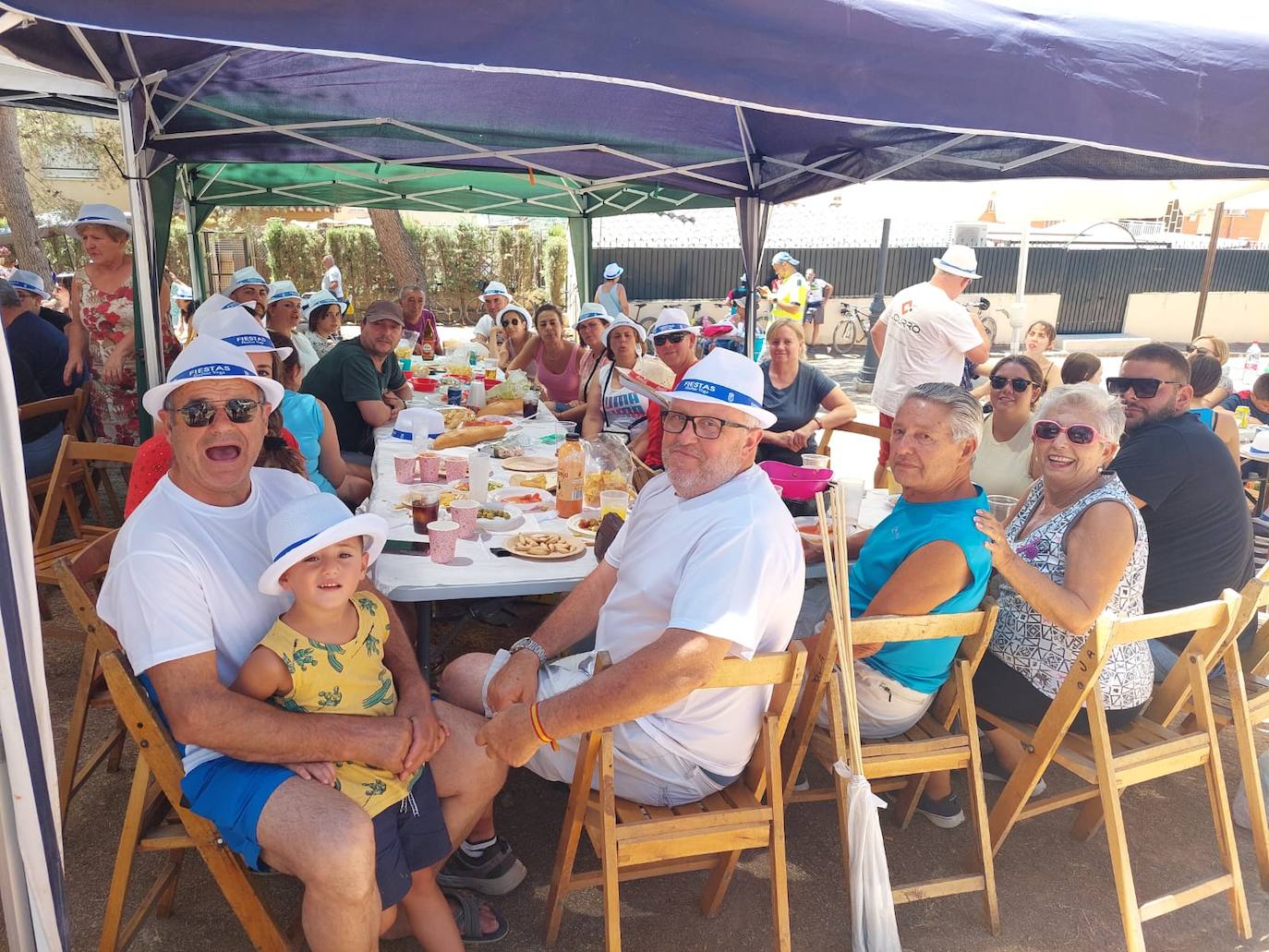 La paella popular en Parque de los Pinos, uno de los encuentros más esperados de las fiestas de Huétor Vega.