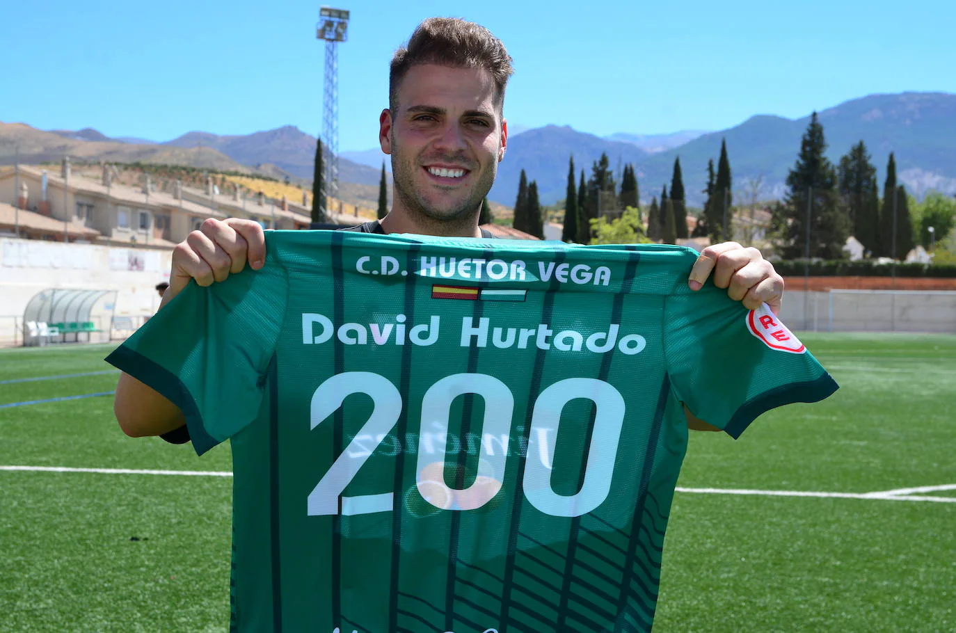 David Hurtado muestra la camiseta conmemorativa por sus doscientos partidos con el Huétor Vega.