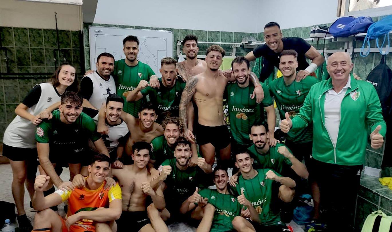 Alegría en el vestuario después de ganar con rotundidad en Melilla.