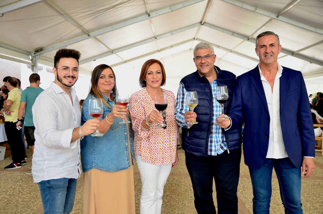 Miembros del equipo de gobierno local brindan por la Fiesta de la Vendimia.
