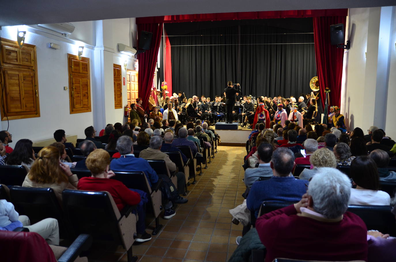 La Banda de Música de Huétor Vega celebró Santa Cecilia con un homenaje a las fiestas de Moros y Cristianos en el Centro Social La Nava.