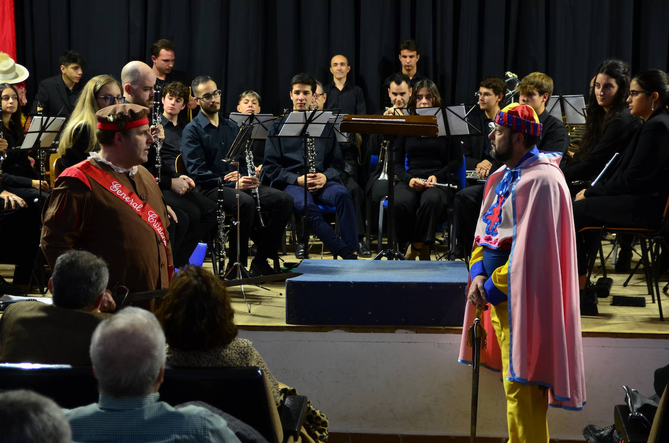 La Banda de Música de Huétor Vega celebró Santa Cecilia con un homenaje a las fiestas de Moros y Cristianos en el Centro Social La Nava.