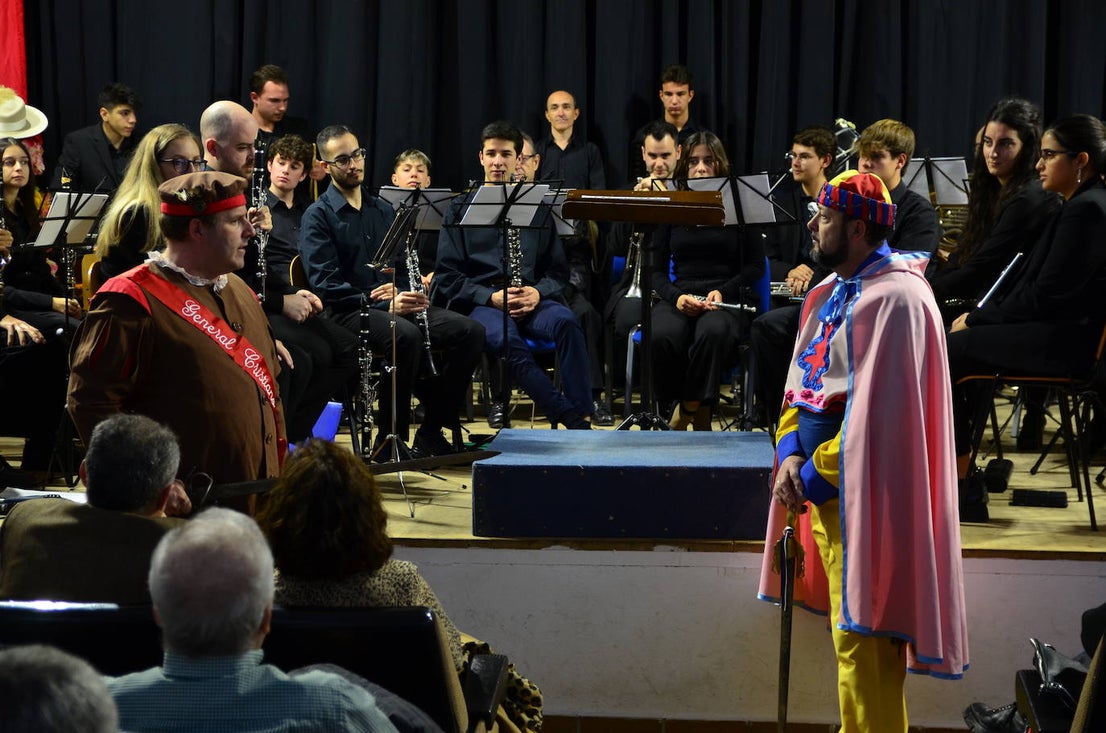 La Banda de Música de Huétor Vega celebró Santa Cecilia con un homenaje a las fiestas de Moros y Cristianos en el Centro Social La Nava.