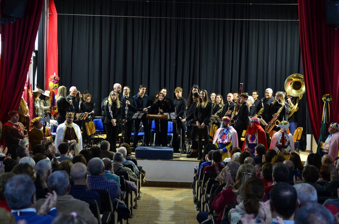 La Banda de Música de Huétor Vega celebró Santa Cecilia con un homenaje a las fiestas de Moros y Cristianos en el Centro Social La Nava.