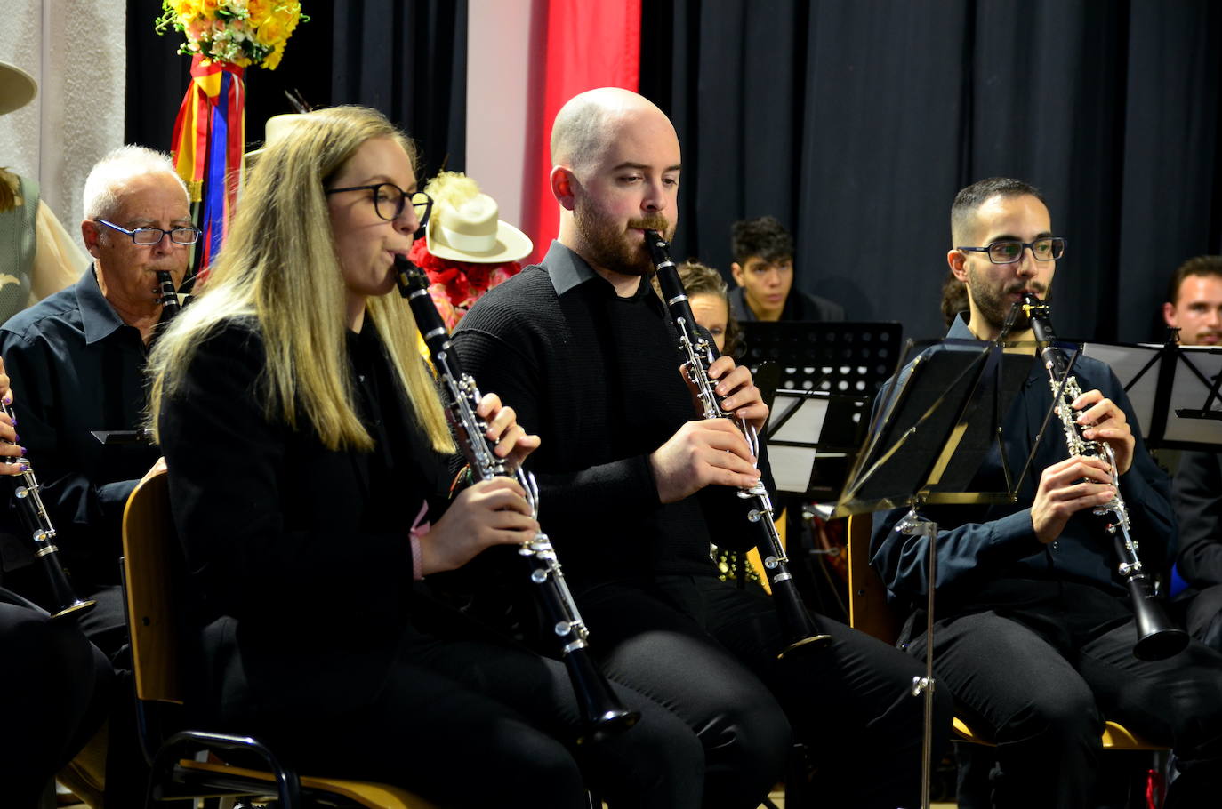 La Banda de Música de Huétor Vega celebró Santa Cecilia con un homenaje a las fiestas de Moros y Cristianos en el Centro Social La Nava.