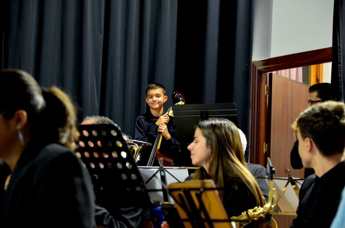 La Banda de Música de Huétor Vega celebró Santa Cecilia con un homenaje a las fiestas de Moros y Cristianos en el Centro Social La Nava.