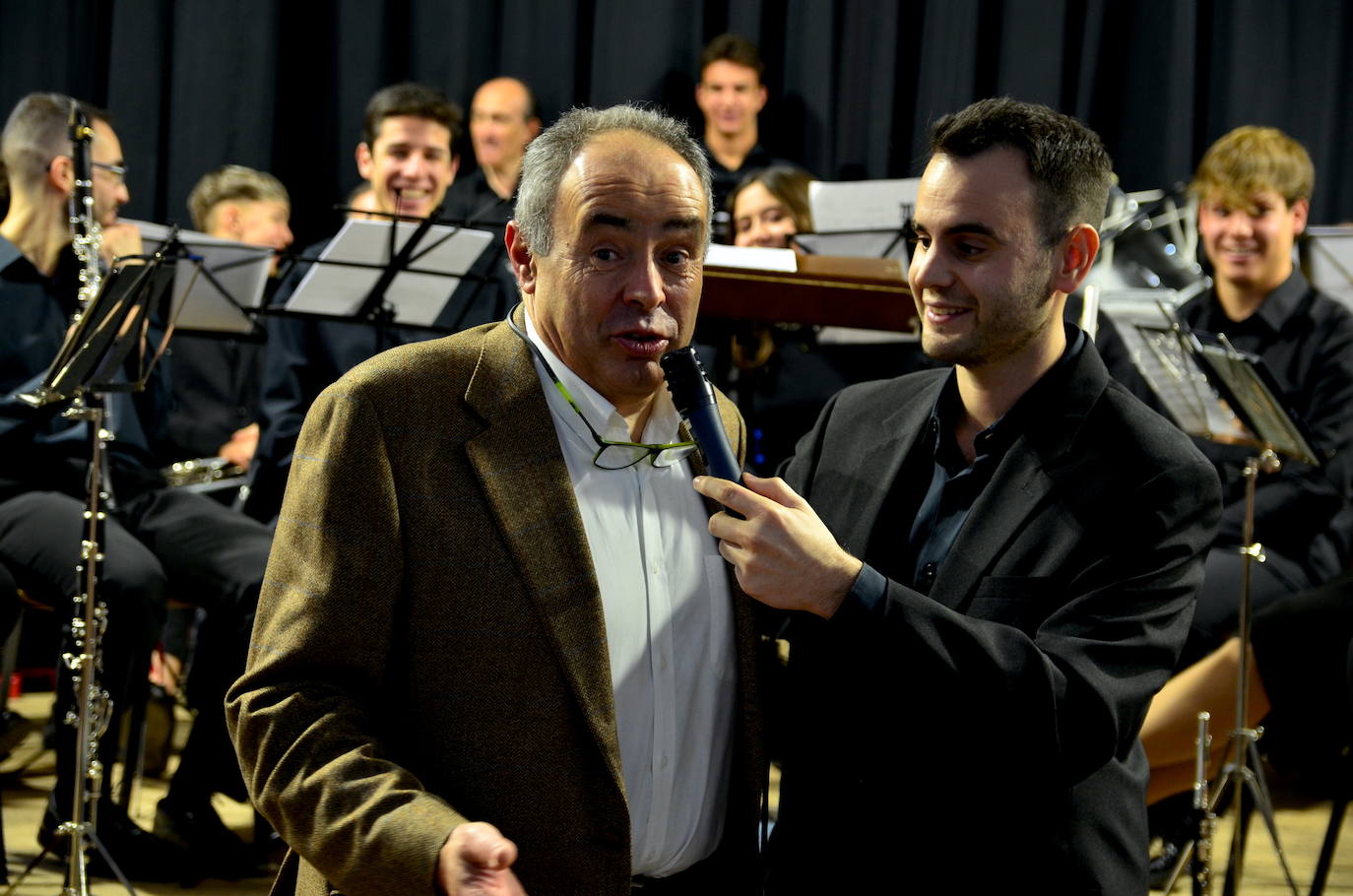 La Banda de Música de Huétor Vega celebró Santa Cecilia con un homenaje a las fiestas de Moros y Cristianos en el Centro Social La Nava.