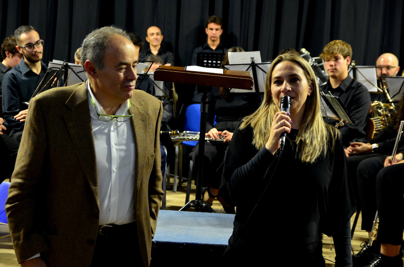 La Banda de Música de Huétor Vega celebró Santa Cecilia con un homenaje a las fiestas de Moros y Cristianos en el Centro Social La Nava.