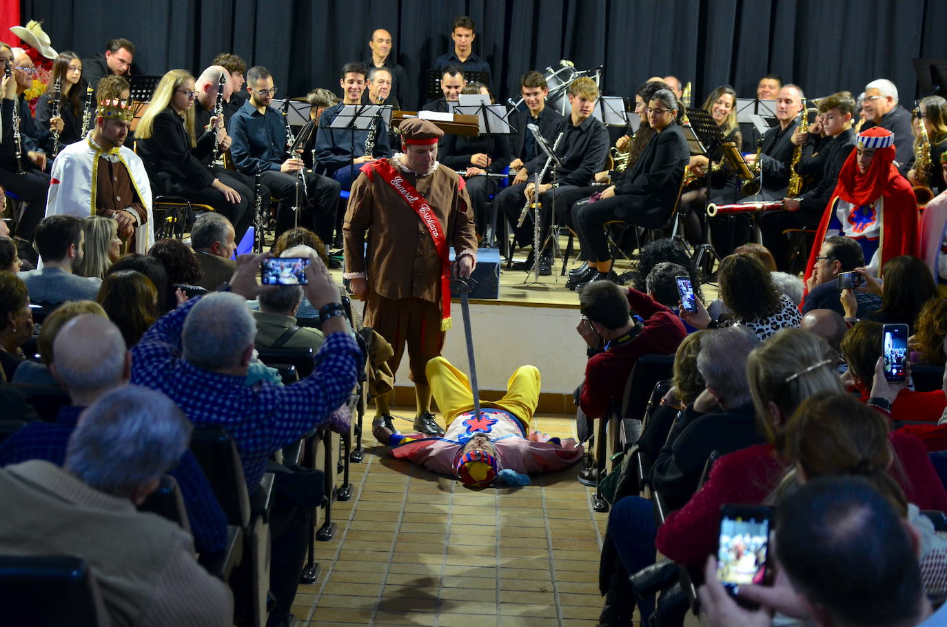 La Banda de Música de Huétor Vega celebró Santa Cecilia con un homenaje a las fiestas de Moros y Cristianos en el Centro Social La Nava.