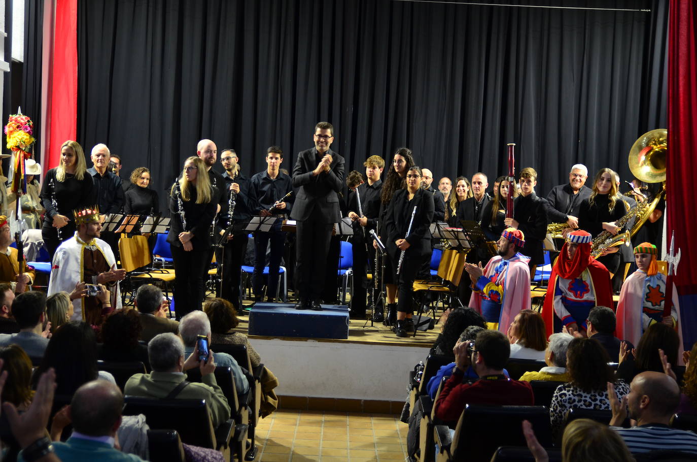 La Banda de Música de Huétor Vega celebró Santa Cecilia con un homenaje a las fiestas de Moros y Cristianos en el Centro Social La Nava.