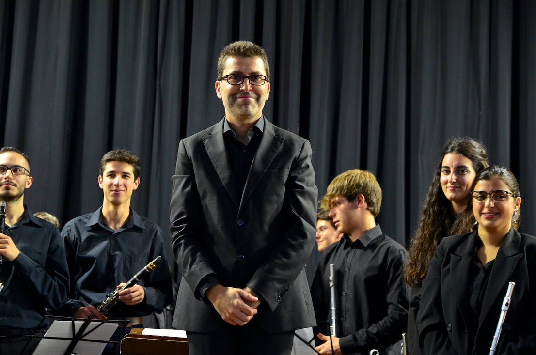 La Banda de Música de Huétor Vega celebró Santa Cecilia con un homenaje a las fiestas de Moros y Cristianos en el Centro Social La Nava.