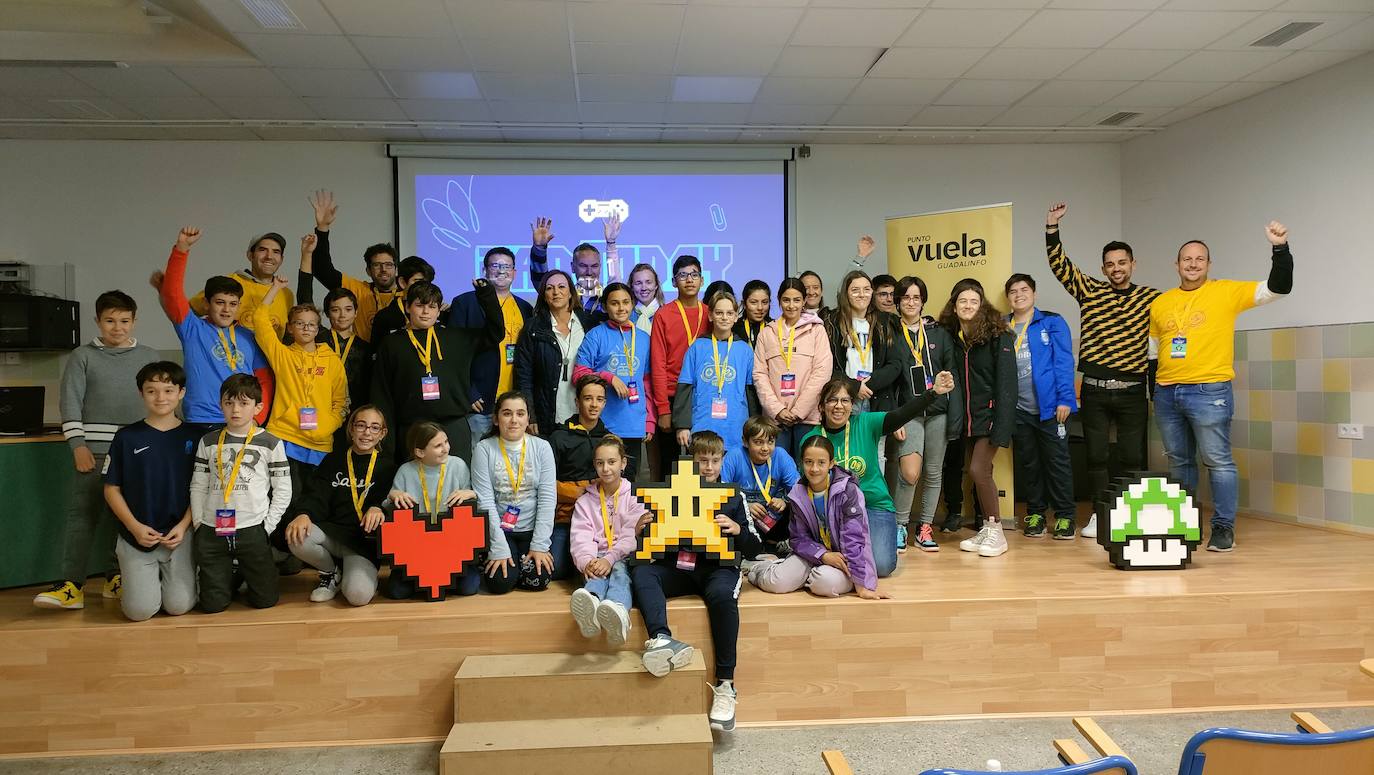 Los equipos reunidos, en el acto de clausura de la 'JamToday Huétor Vega 2022'.