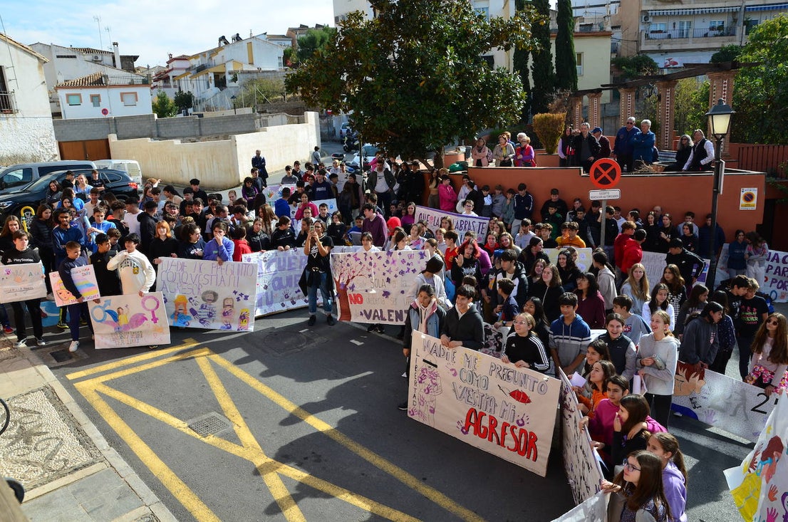 El alumnado del IES Los Neveros, hoy frente al Ayuntamiento de Huétor Vega.
