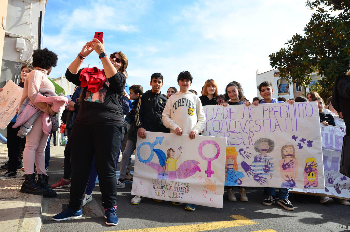 El alumnado del IES Los Neveros, hoy frente al Ayuntamiento de Huétor Vega.